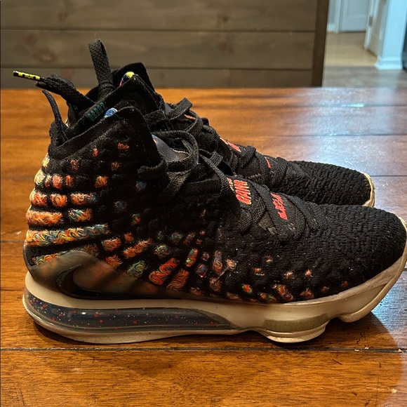 Nike Lebron XVII Men’s athletic shoe - Picture 3 of 8